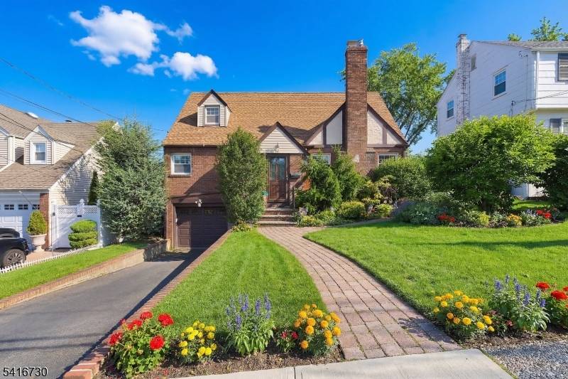 Talk about location ! This charming all brick Cape is situated in a prime Teaneck neighborhood, just less than a 5 minute walk to shopping and public transportation, making everyday ...