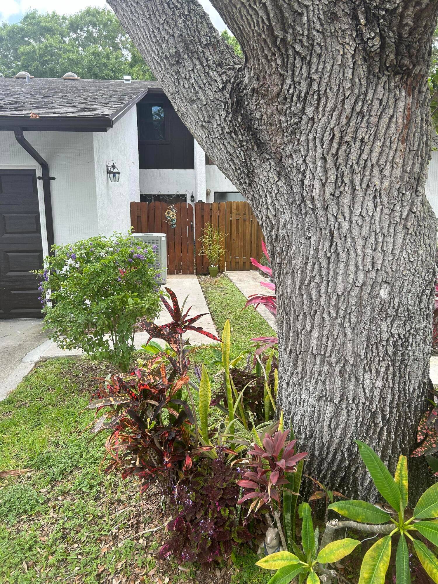 This 2 story townhouse is freshly painted inside and out !