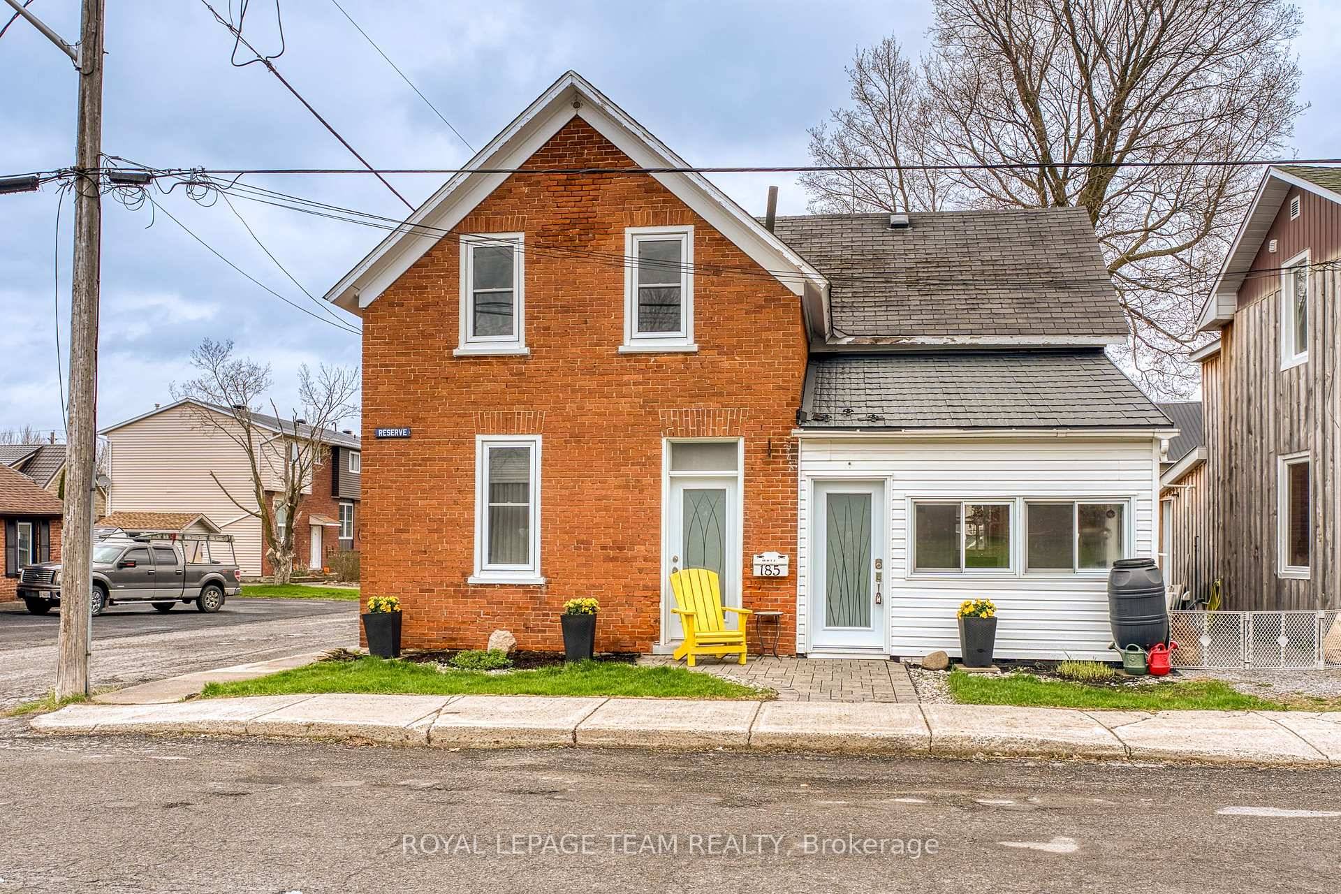RED BRICK BEAUTY ! ! The bright sun room is the ideal place to welcome your friends and guest !