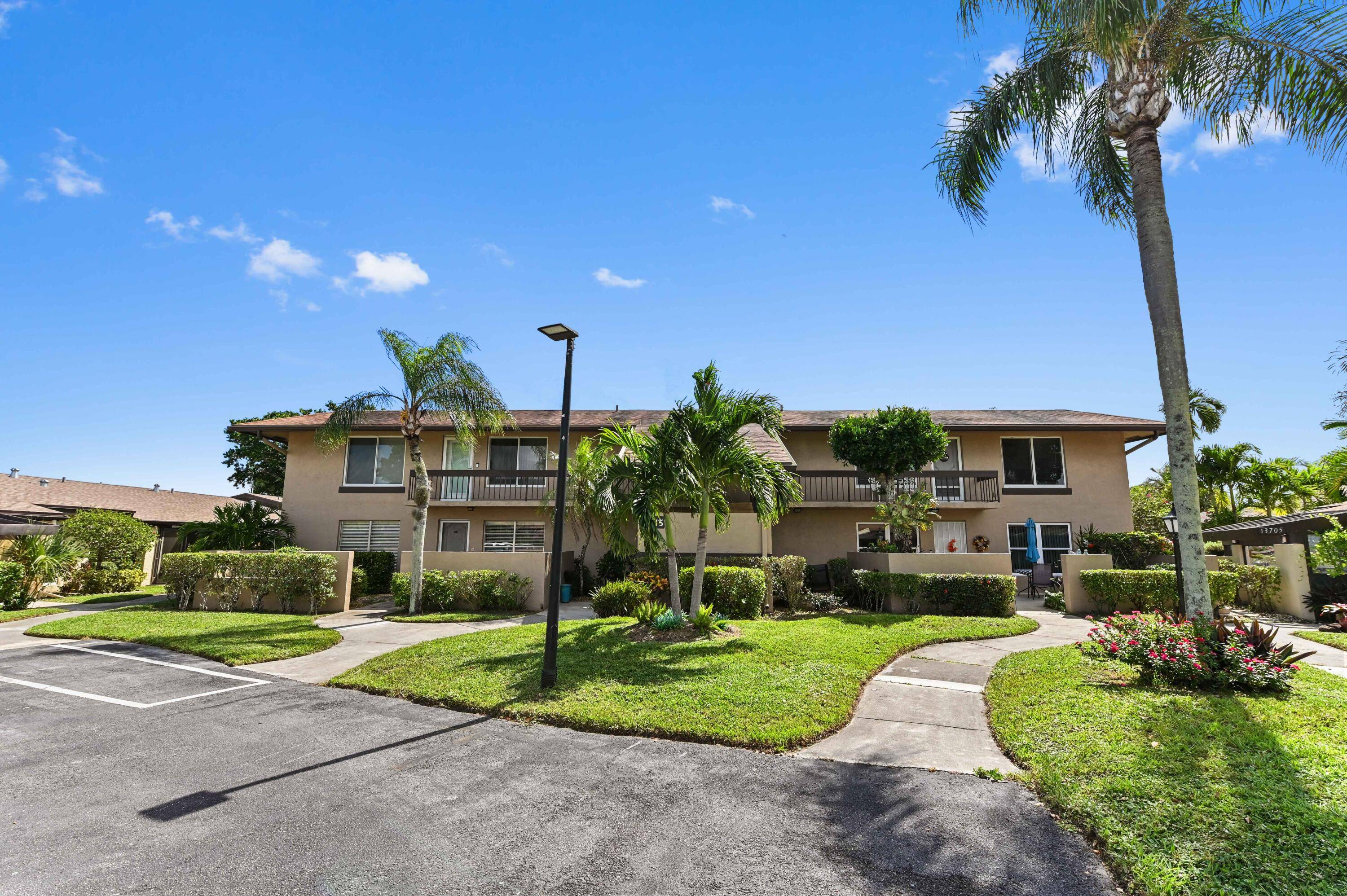 Beautifully maintained 2 2 corner unit in sought after Palm Greens 55 !