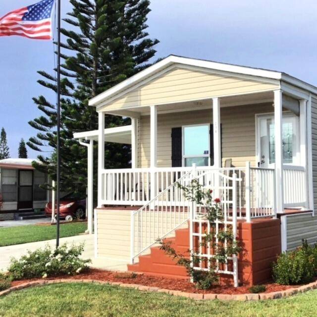 LOT LEASE 775. Charming 2019 manufactured home in Sandhill Shores 55 community featuring 2 beds, 1 bath, laminate flooring throughout with chair rail moldings.