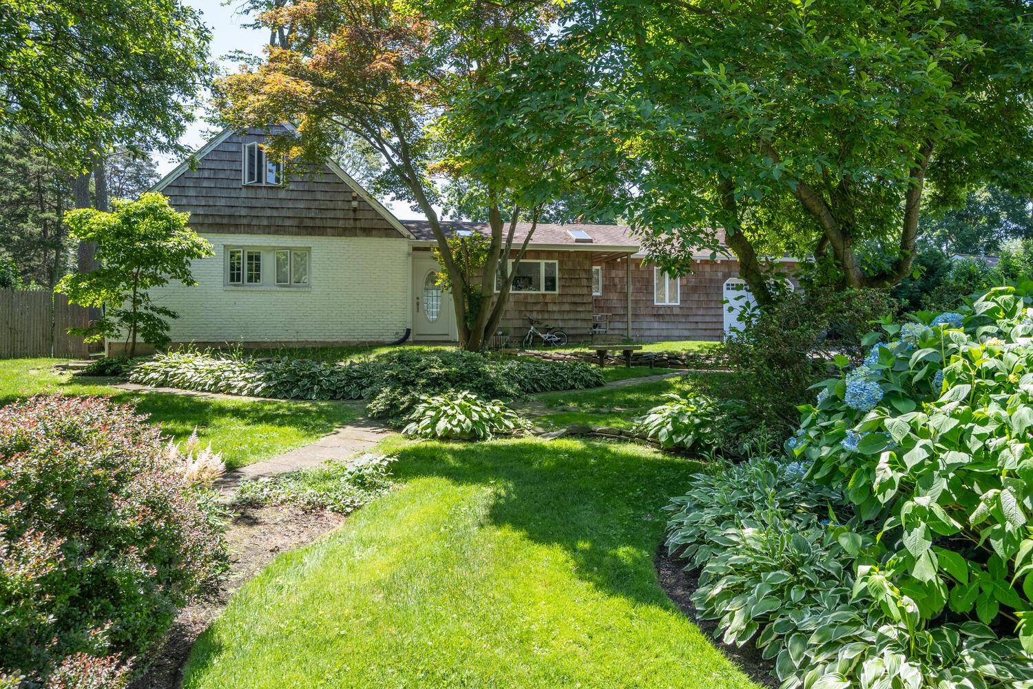 This beautifully maintained home perfectly situated mid block in a tranquil country woodland setting, boasts an open concept layout with dramatic, soaring ceilings in the principal rooms and eat in ...