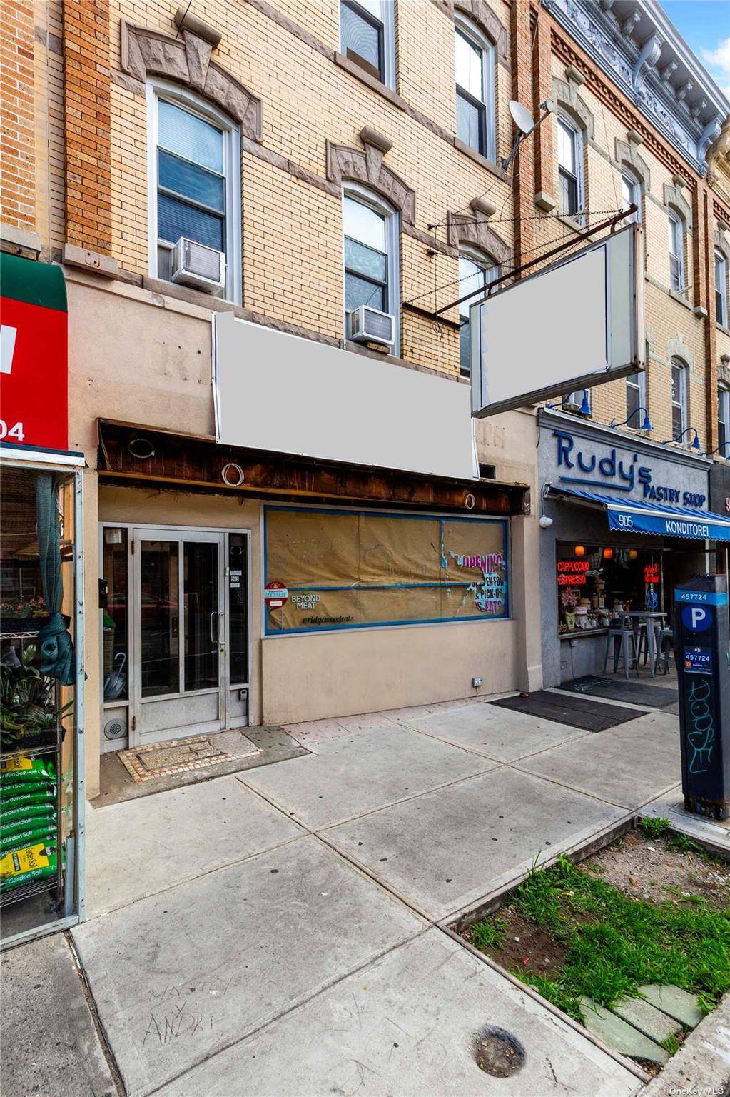 Key Features Size The restaurant space boasts a generous area of 1, 500 square feet, providing ample room for dining, kitchen, and other amenities.