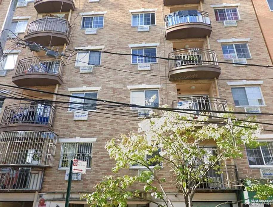 Discover this stunning high rise condo, conveniently located in downtown Flushing.