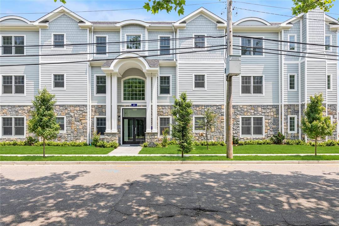 Welcome to 22 Sagamore Hill Road on Manhasset Isle in Manorhaven.
