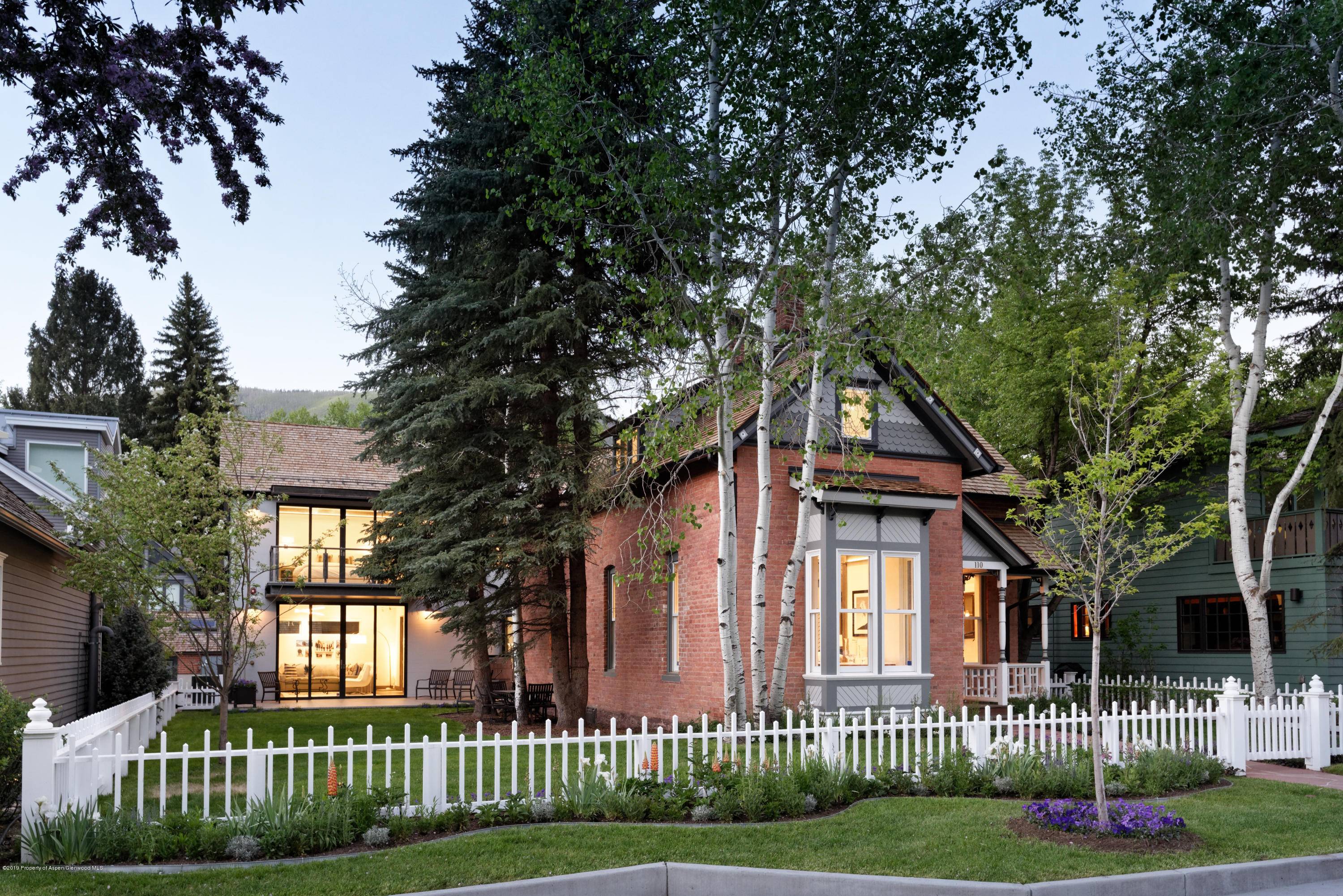 Award winning Victorian located in the coveted West End just one and a half blocks to Hotel Jerome.