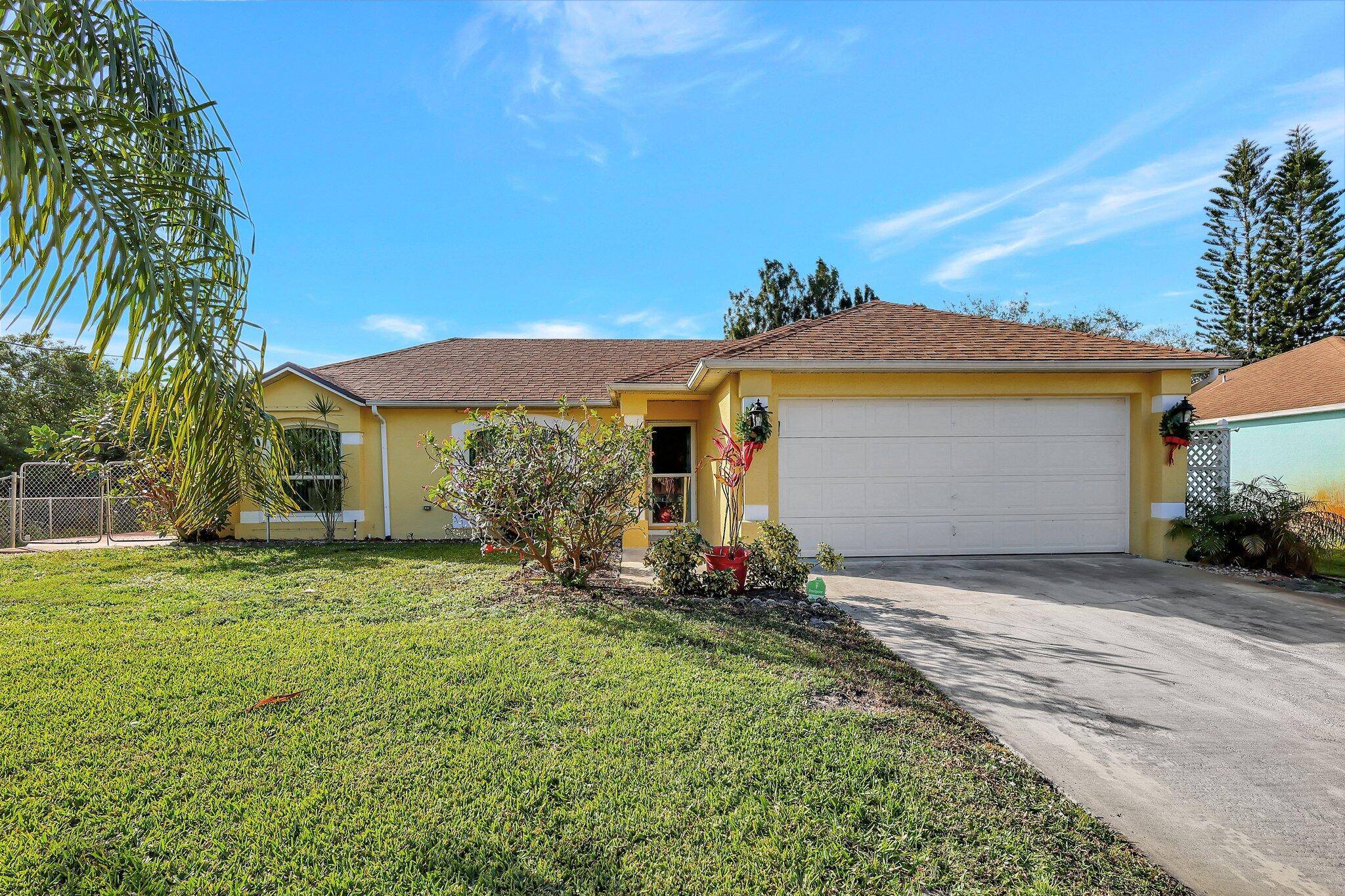 This Port St. Lucie pool home is ready for its next chapter !