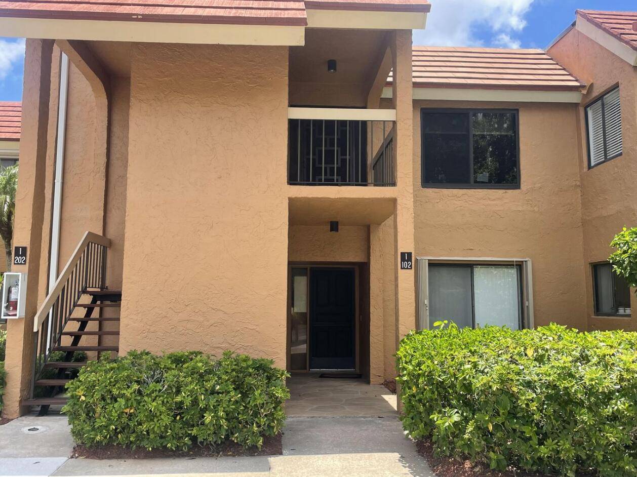 Spacious and bright 2nd floor unit in a 55 gated community with a lanai with water adn golf views.