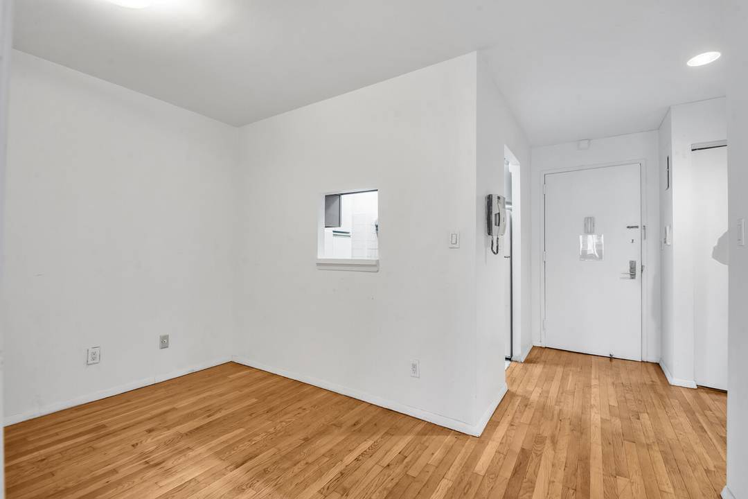 This bright and spacious one bedroom, one bath residence featuring beautiful south facing windows that capture abundant natural light and tranquil city views.