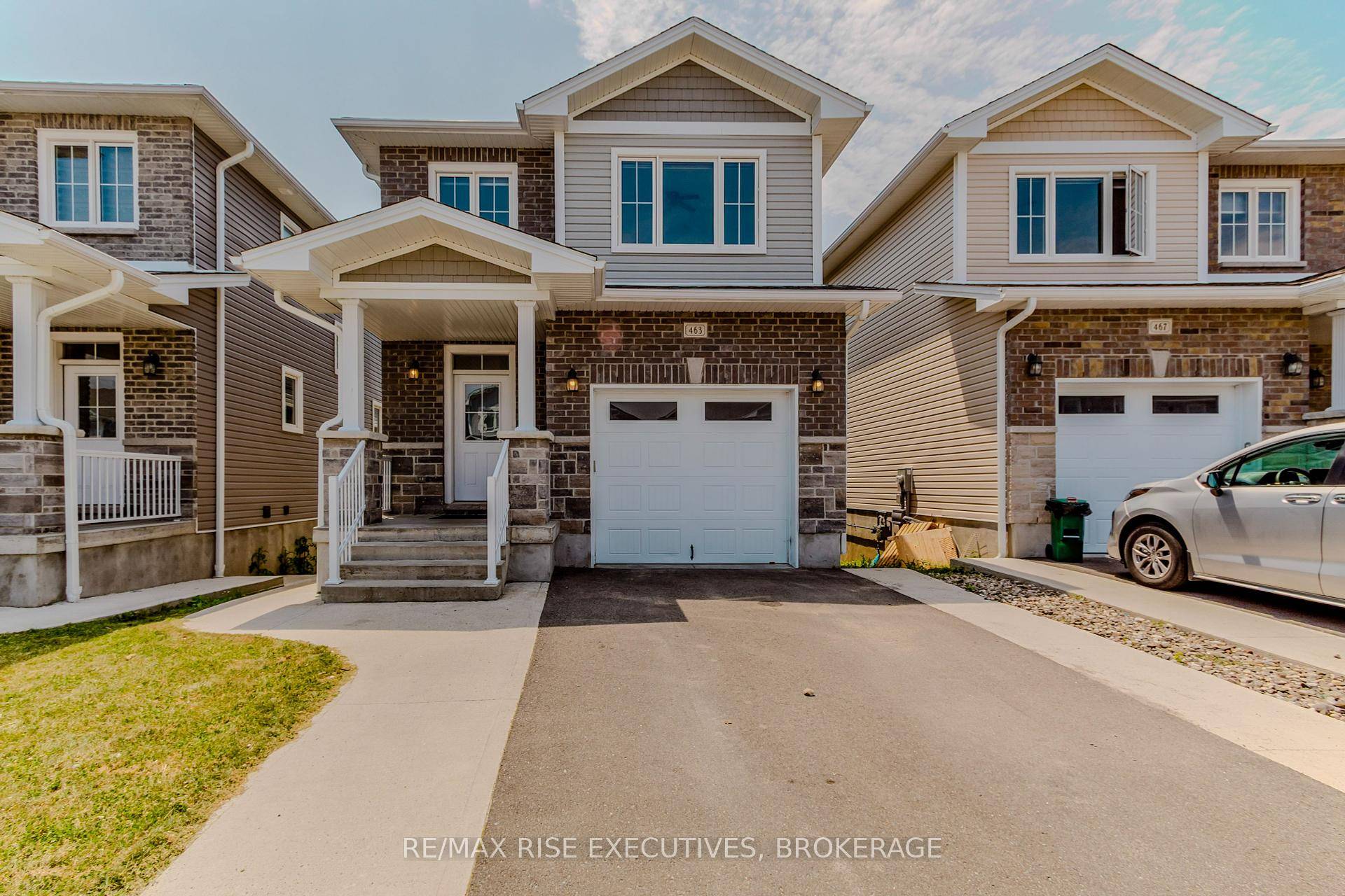 Beautiful 4 Bedroom Home in Desirable Woodhaven Premium Walkout Lot !