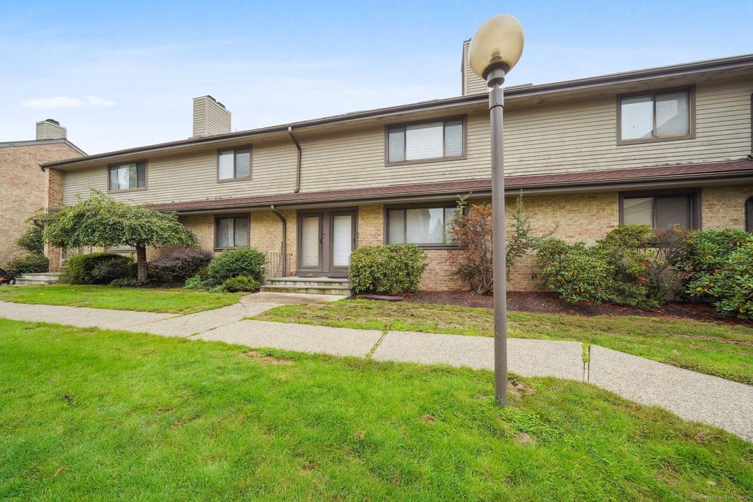 Don't miss the opportunity to own this first floor unit in Chesterfield, one of Stamford's most sought after gated communities.