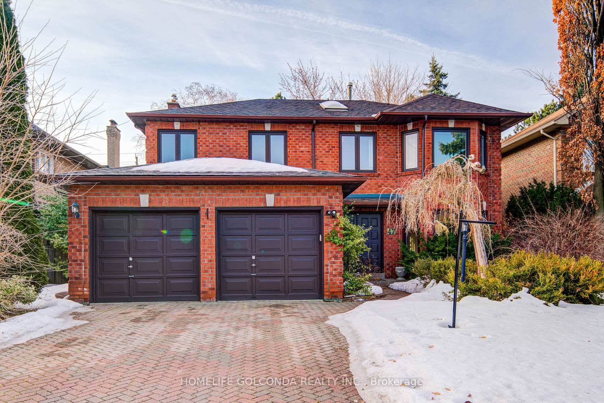 Bright nature sun filled home in Observatory community surrounded by multi million dollar homes in the center of Richmond Hill.