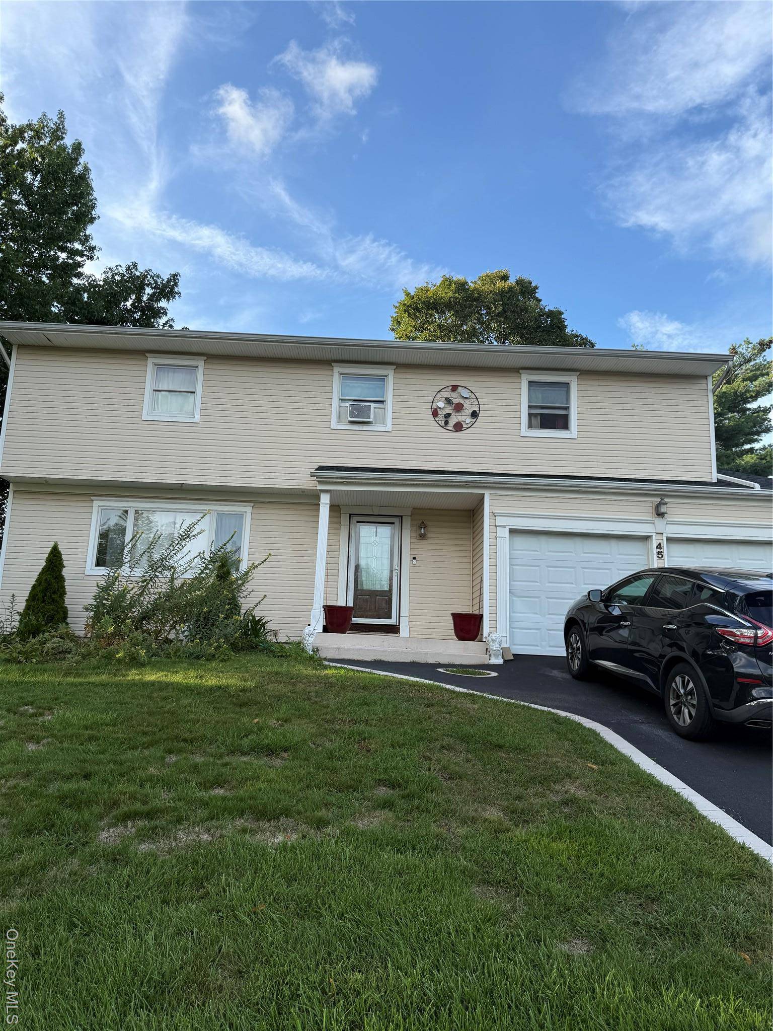 Welcome To A Spacious residence is situated in the desirable Birchwood neighborhood.