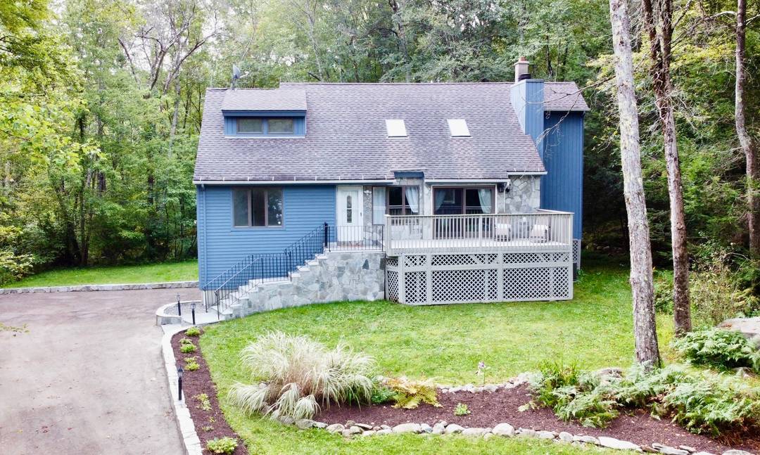 Welcome to an exceptional opportunity to experience Woodridge Lake living.