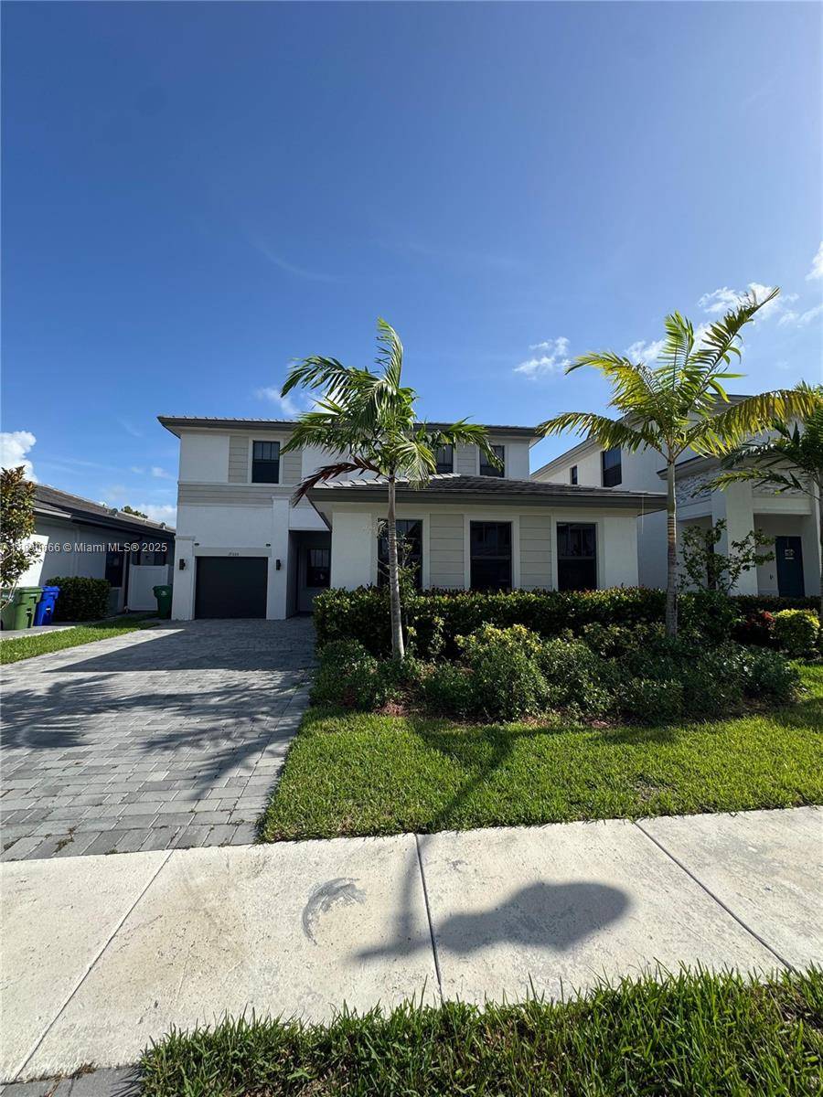Spacious and Elegant 5 Bed, 5 Bath Home !