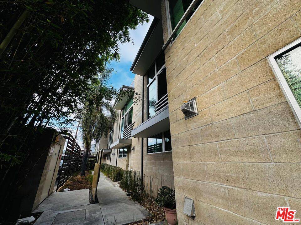 717  N Highland Ave 2BR Hancock Park La