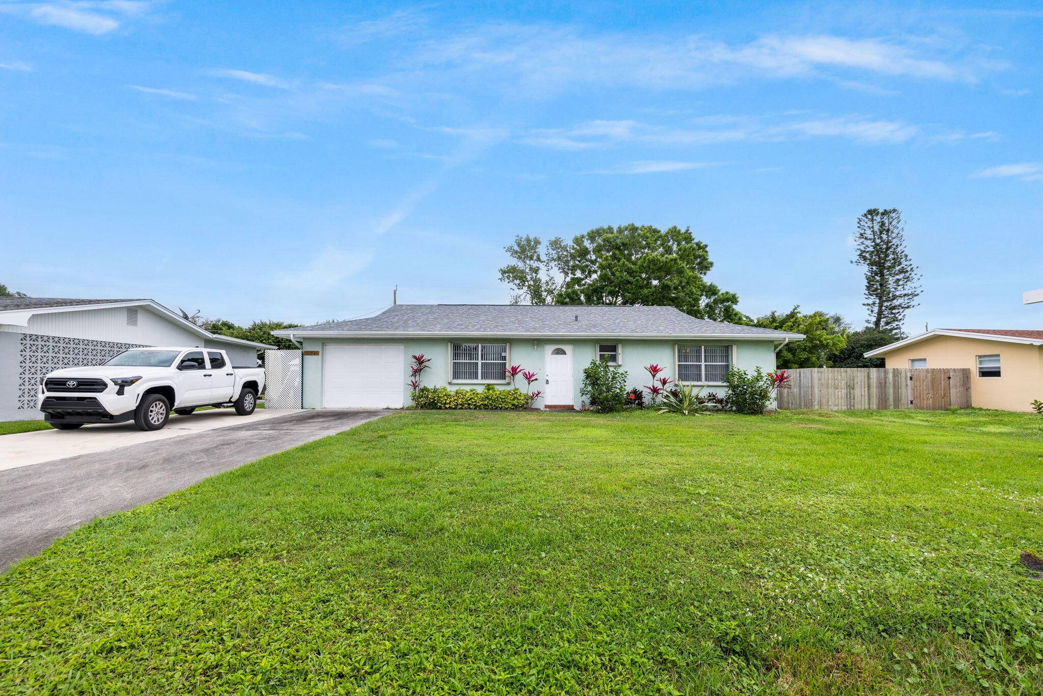 This lovely 2 bedroom, 2 bath home offers the freedom of no HOA fees !