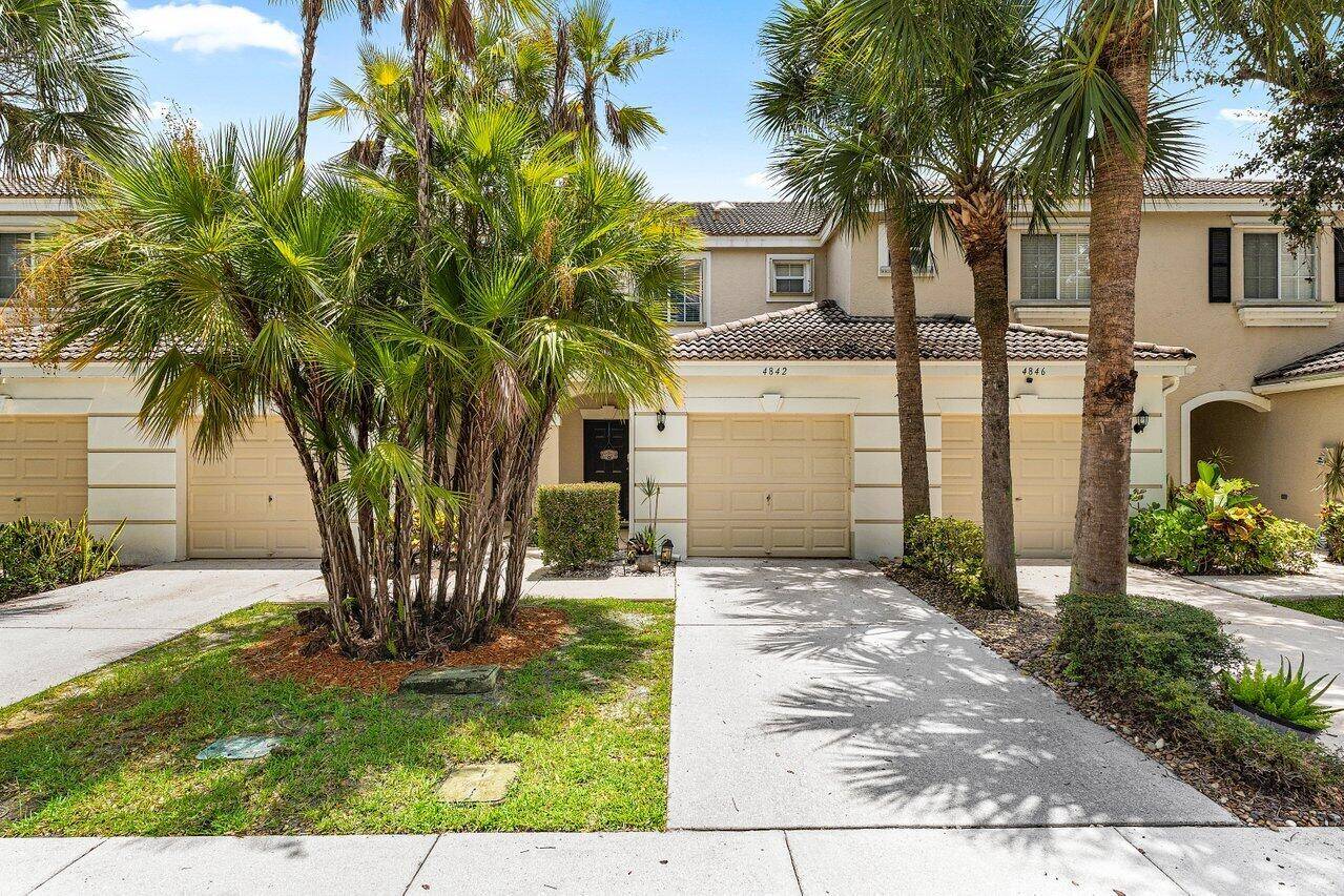 2 Bed, 2. 5 Bath Townhouse with Loft Long ; Lake View in Jonathan's CoveEnjoy long lake views from the screened in patio of this well maintained townhouse featuring 2 ...