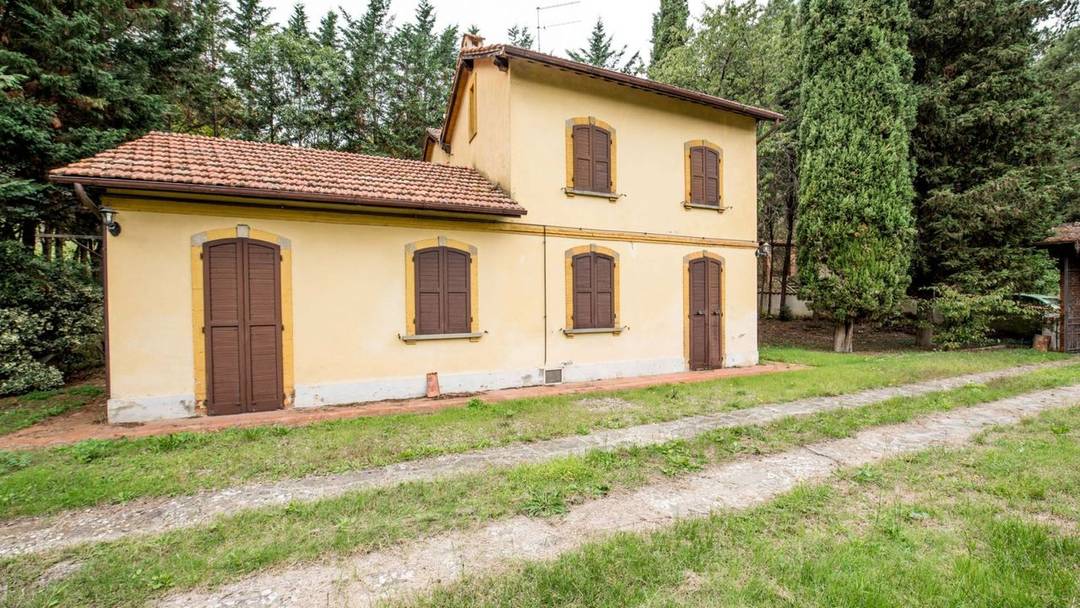 Former railway station of 165 sqm undergoing renovation, with veranda and 0.5 hectares of land, surrounded by greenery a few kilometres from Arezzo.
