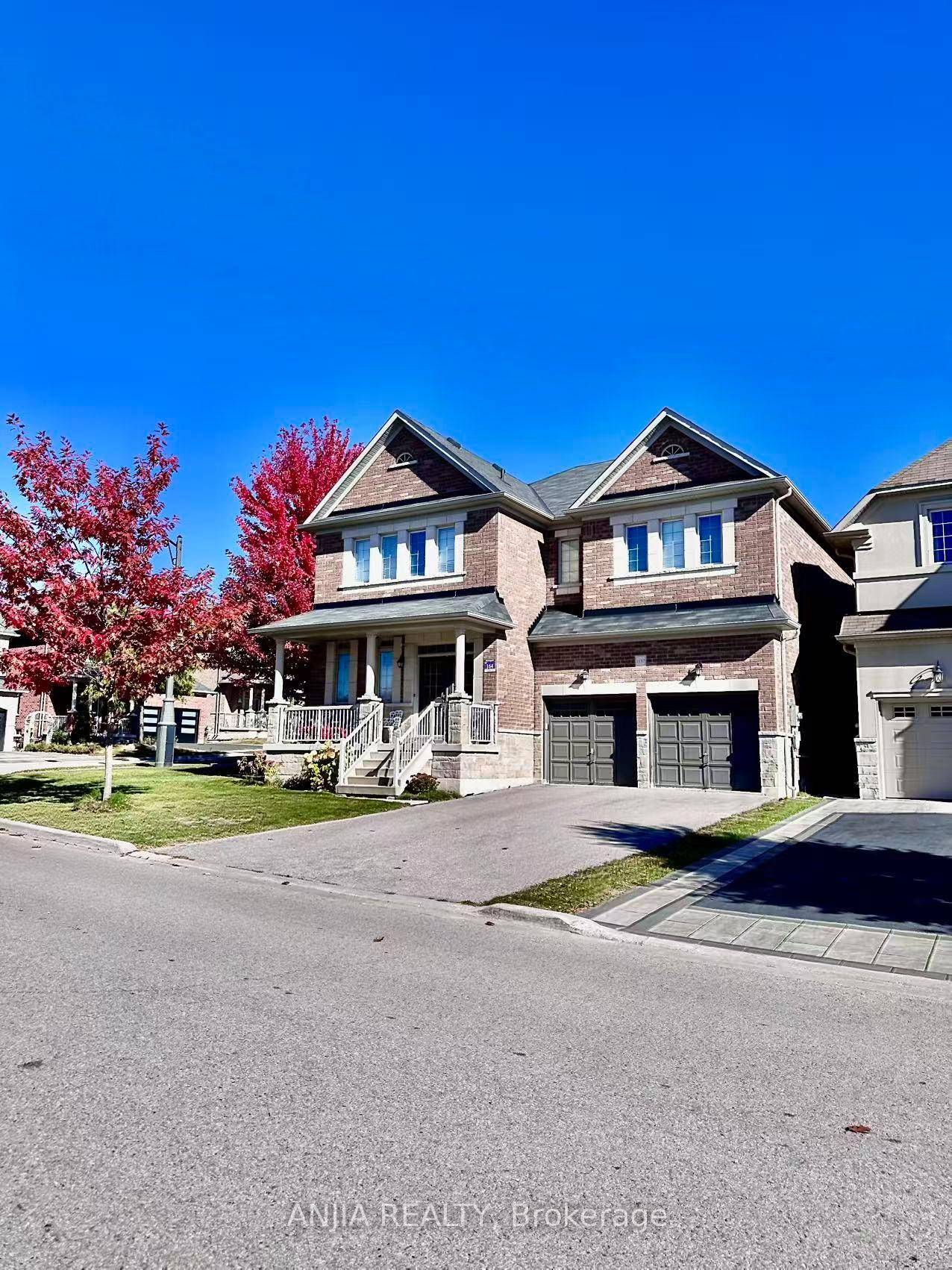 Bright amp ; Spacious Lovely Corner Lot Home Located In Stonehaven Area.