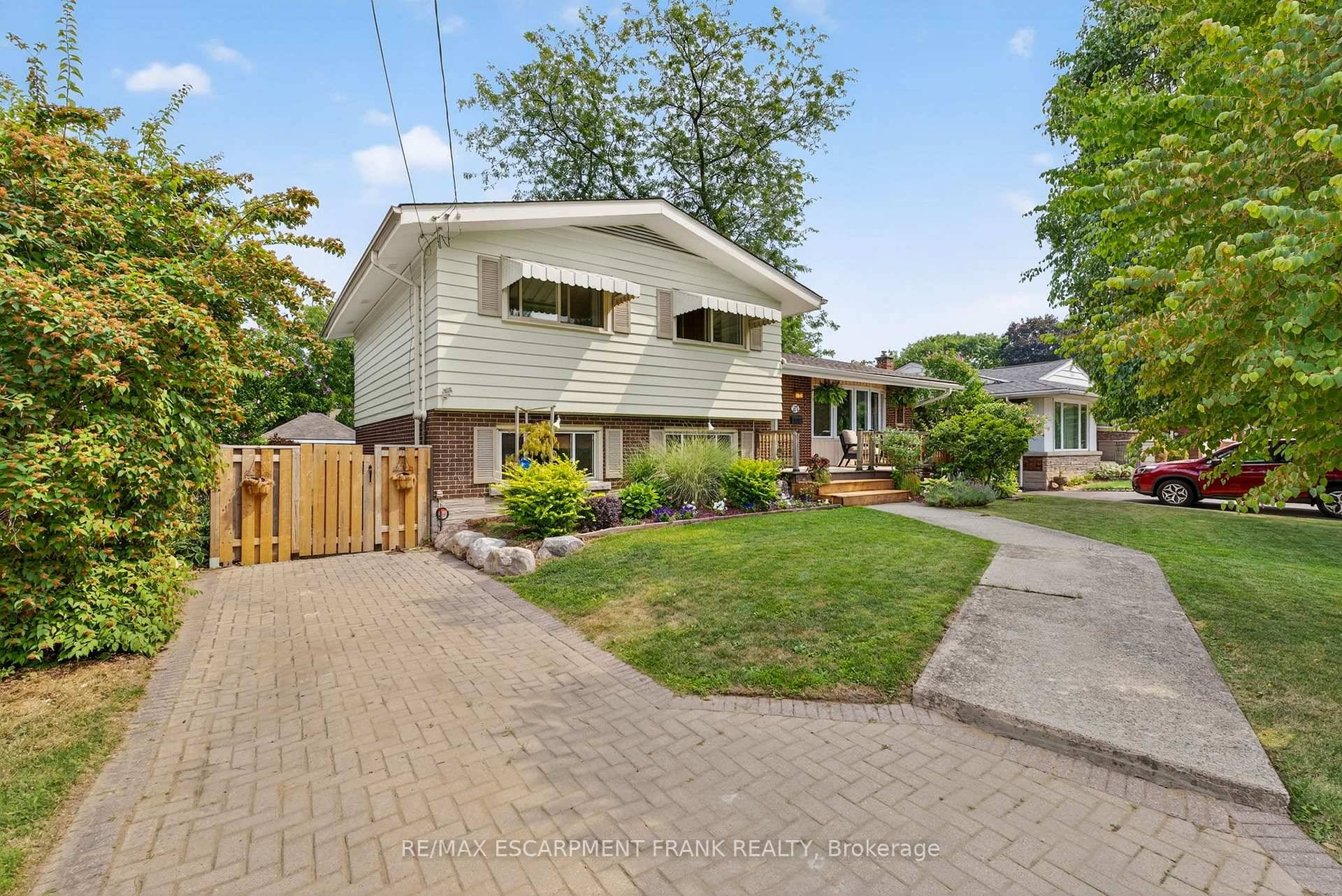 Beautifully Updated 3 Bedroom Home on an Oversized Lot in Desirable Centremount Welcome to this charming 3 bedroom, 1.