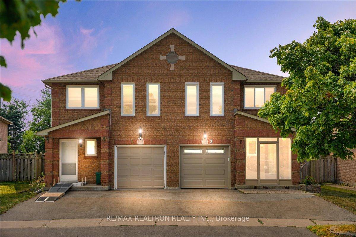Location ! 3 BR, 3 Washroom, Renovated, Bright, Spacious, Upgraded, Located In Popular South end Neighbourhood, Features Beautiful Finishes Throughout, Large Fully Fenced Landscaped Backyard W Garden Shed, Patio amp ...