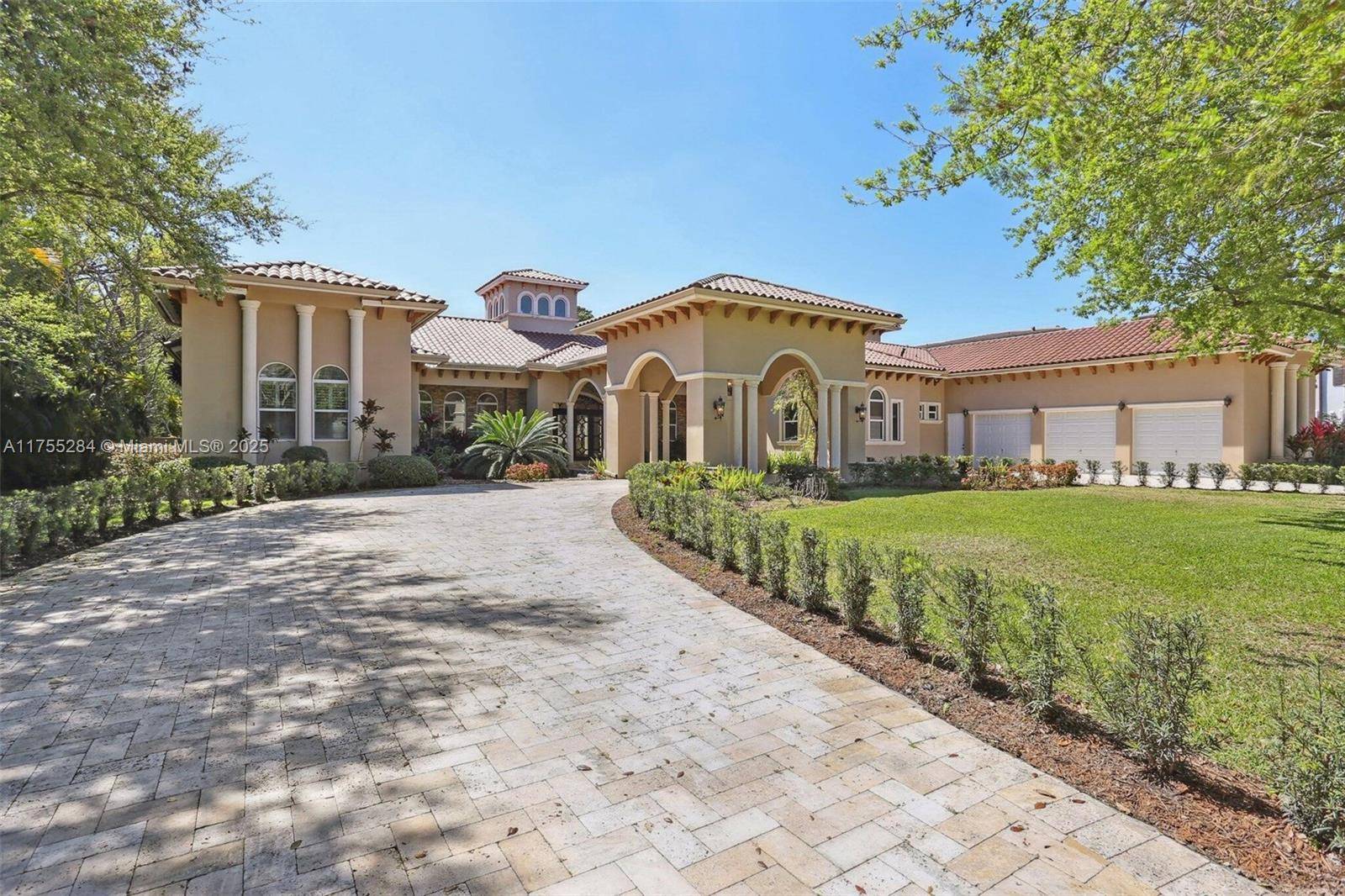 Welcome to a modern Pinecrest masterpiece !