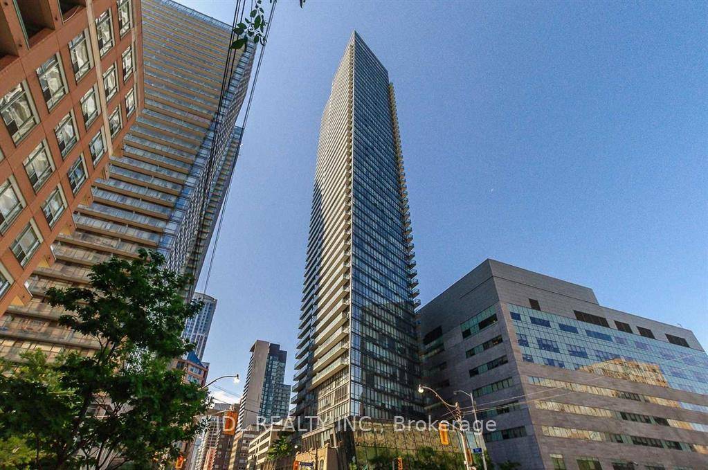 Situated at the corner of Bay and College in the heart of downtown, this 1 bedroom, 1 bathroom suite on the 31th floor boasts spectacular view.