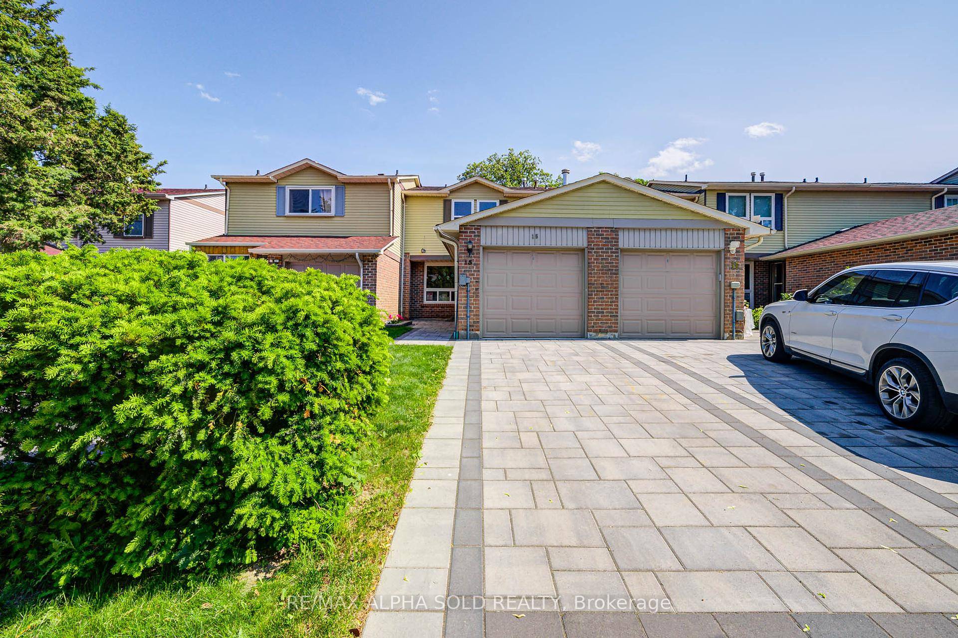 Welcome to this charming 3 bedroom townhouse located in the highly desirable Milliken neighbourhood.