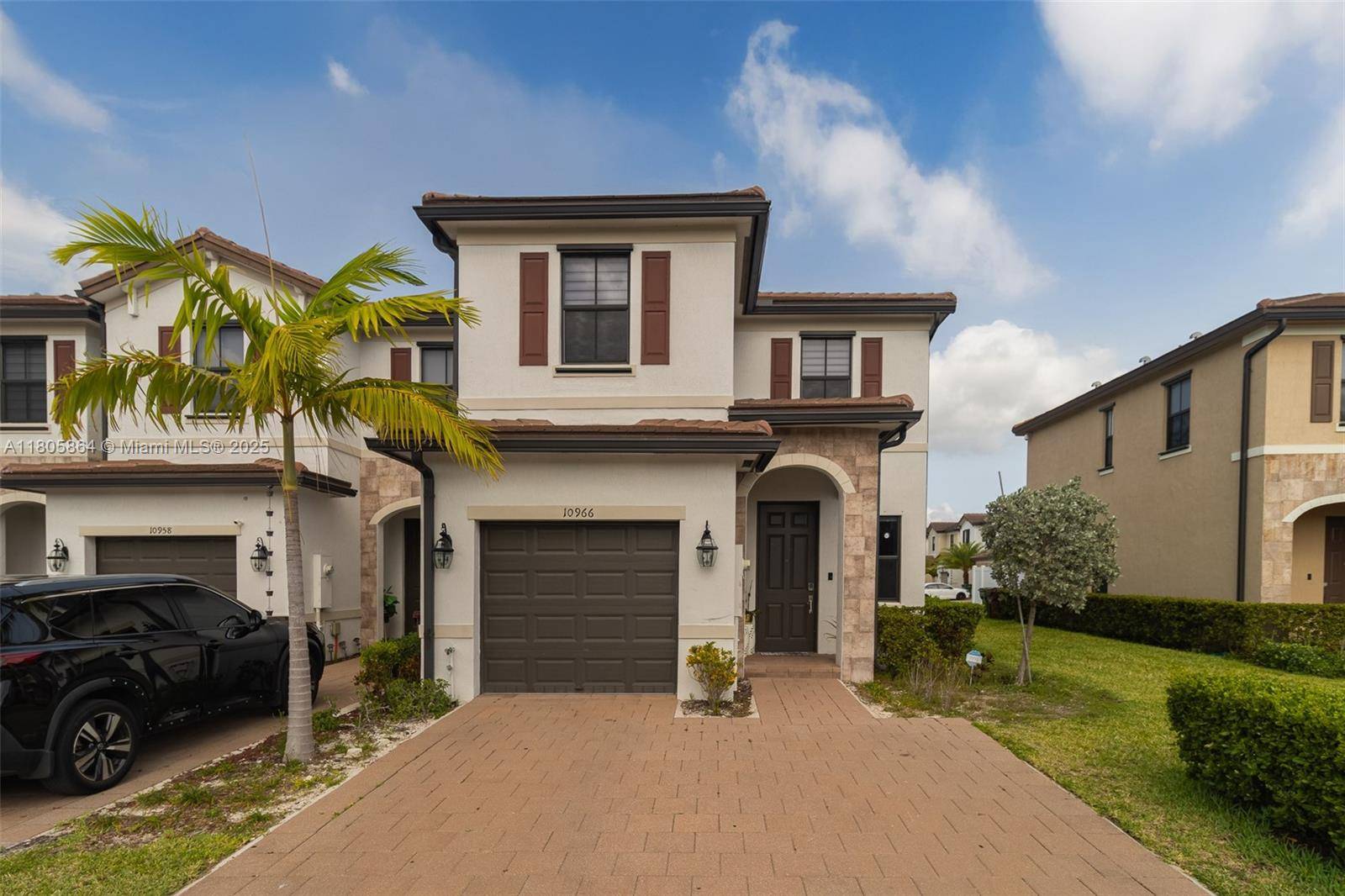 Stunning 3 bed, 2. 5 bath corner townhouse in Aquabella, Hialeah !