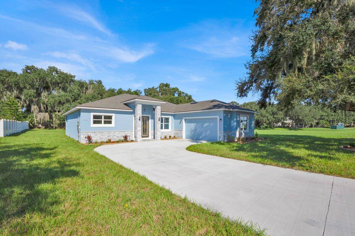 Welcome to this stunning new construction home in the charming city of Leesburg FL.
