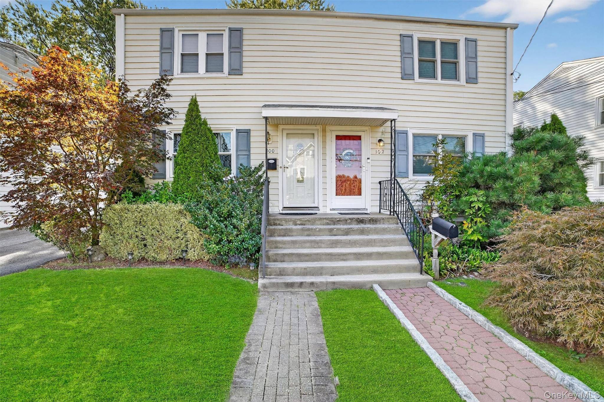 Don't pay an HOA ! The house with the red door !