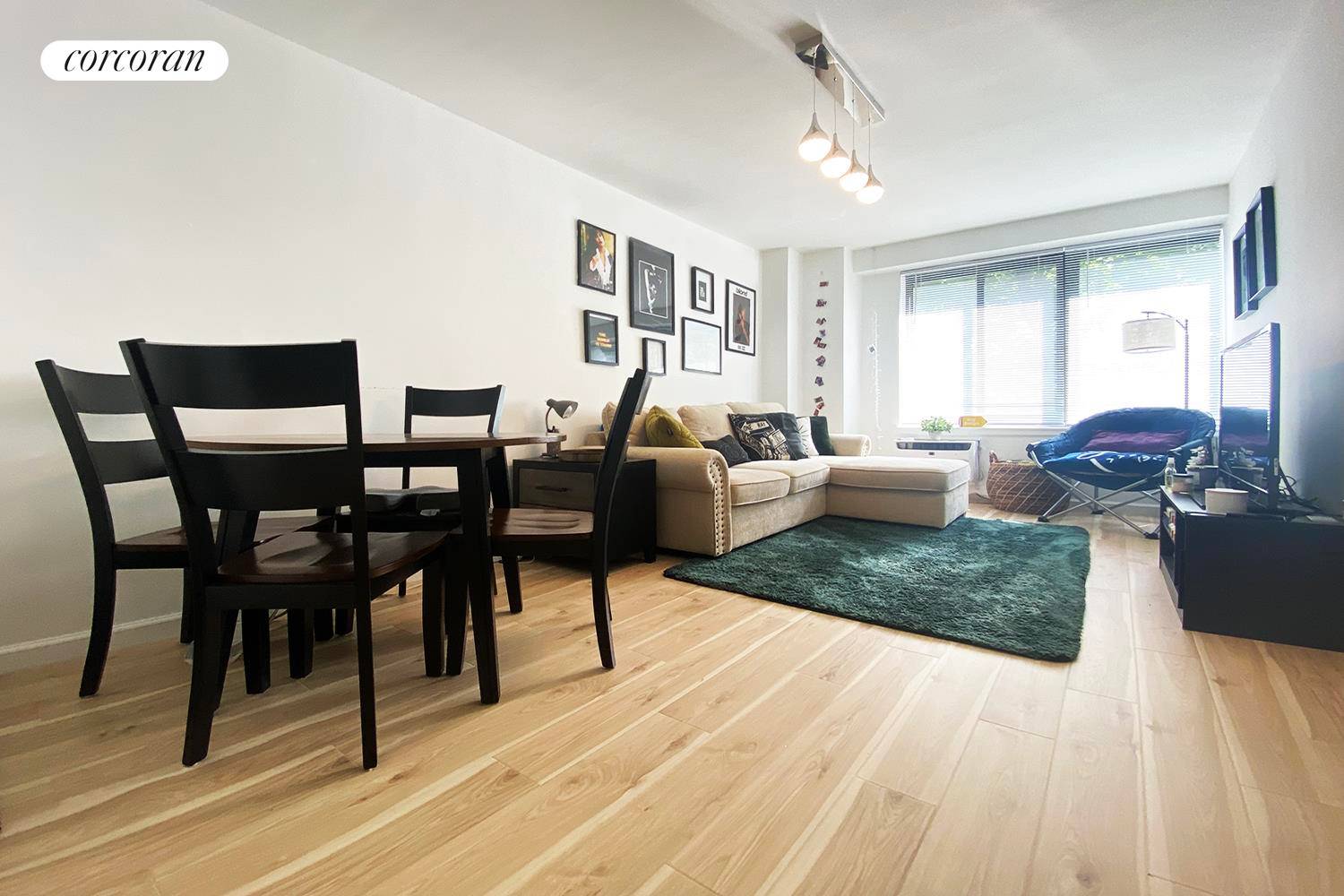 This junior one bedroom condominium FOR RENT on Central Park West features an entry foyer with a huge walk in closet.