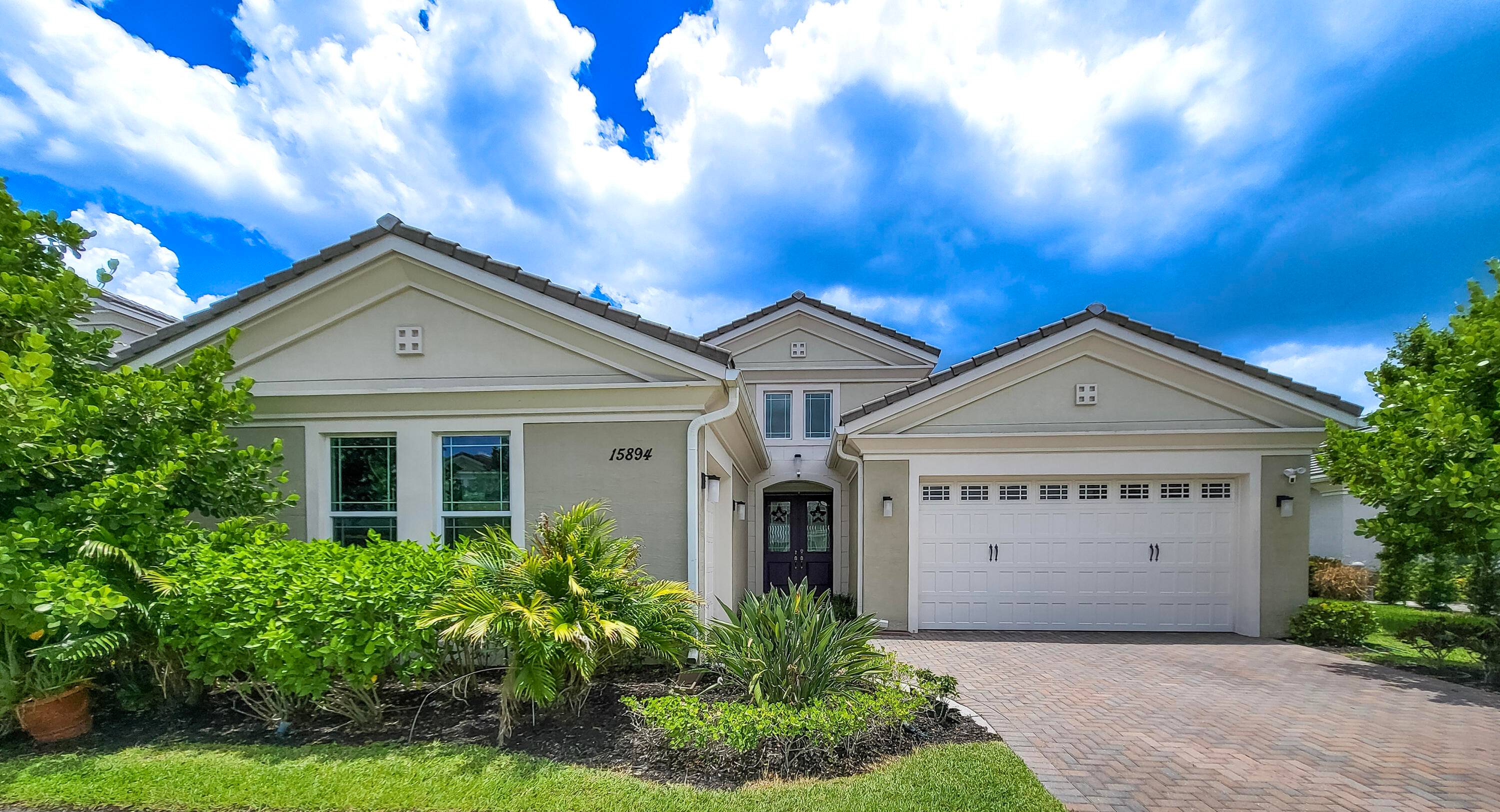 This beautiful 4 bedroom, 3 bathroom single story home is located on a quiet cul de sac in Westlake with peaceful lake views.