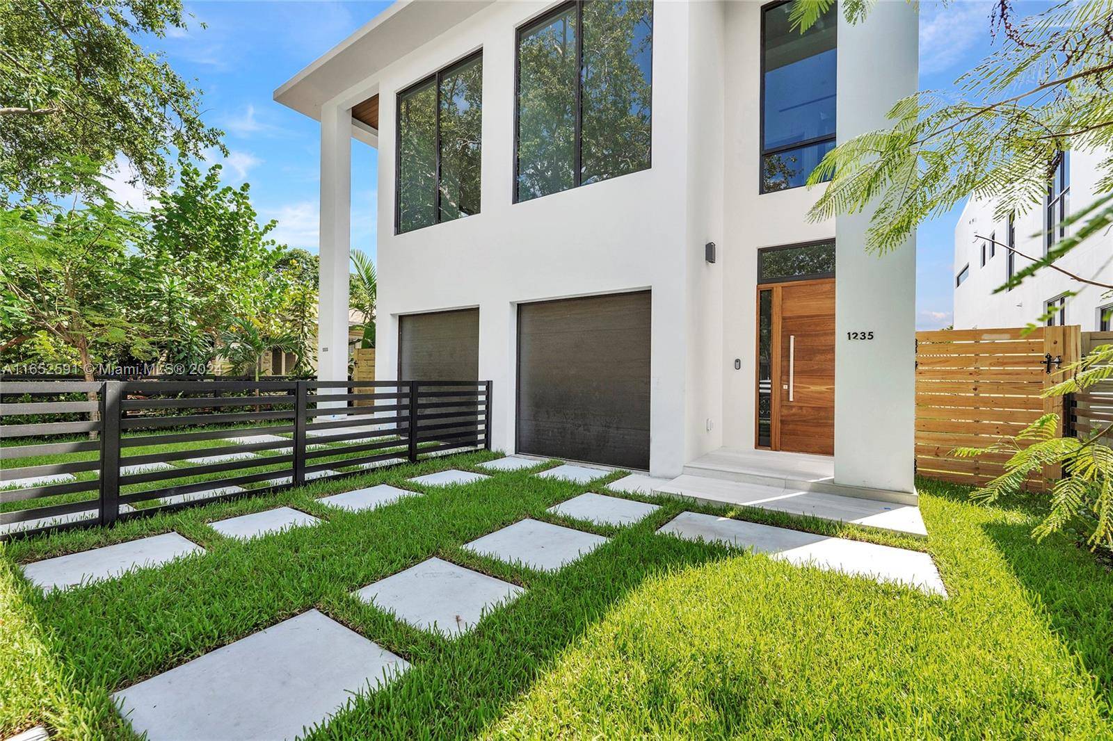 BRAND NEW CONSTRUCTION LUXURY TOWNHOUSE JUST COMPLETED !