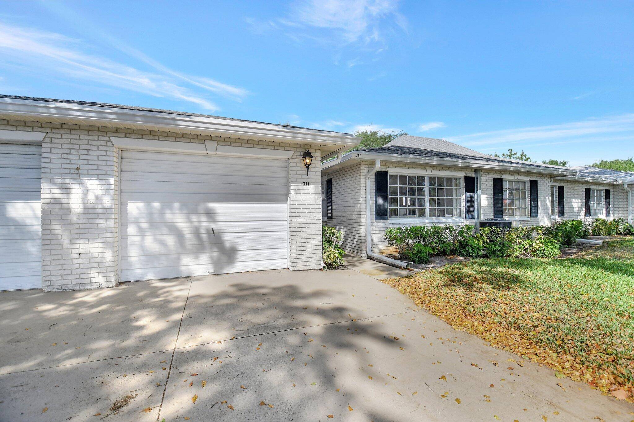 Welcome to this impeccably maintained villa nestle in the heart of Boynton Beach.
