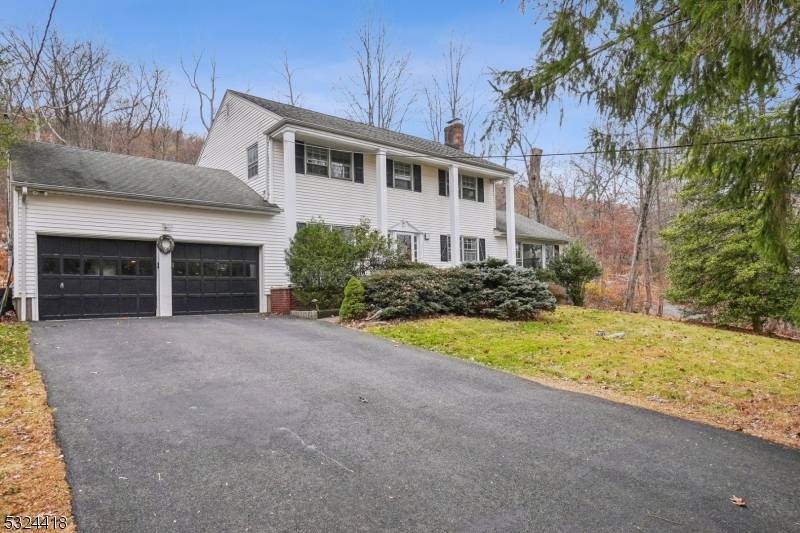 Price reduction ! Great oppertunity to make this your new home.