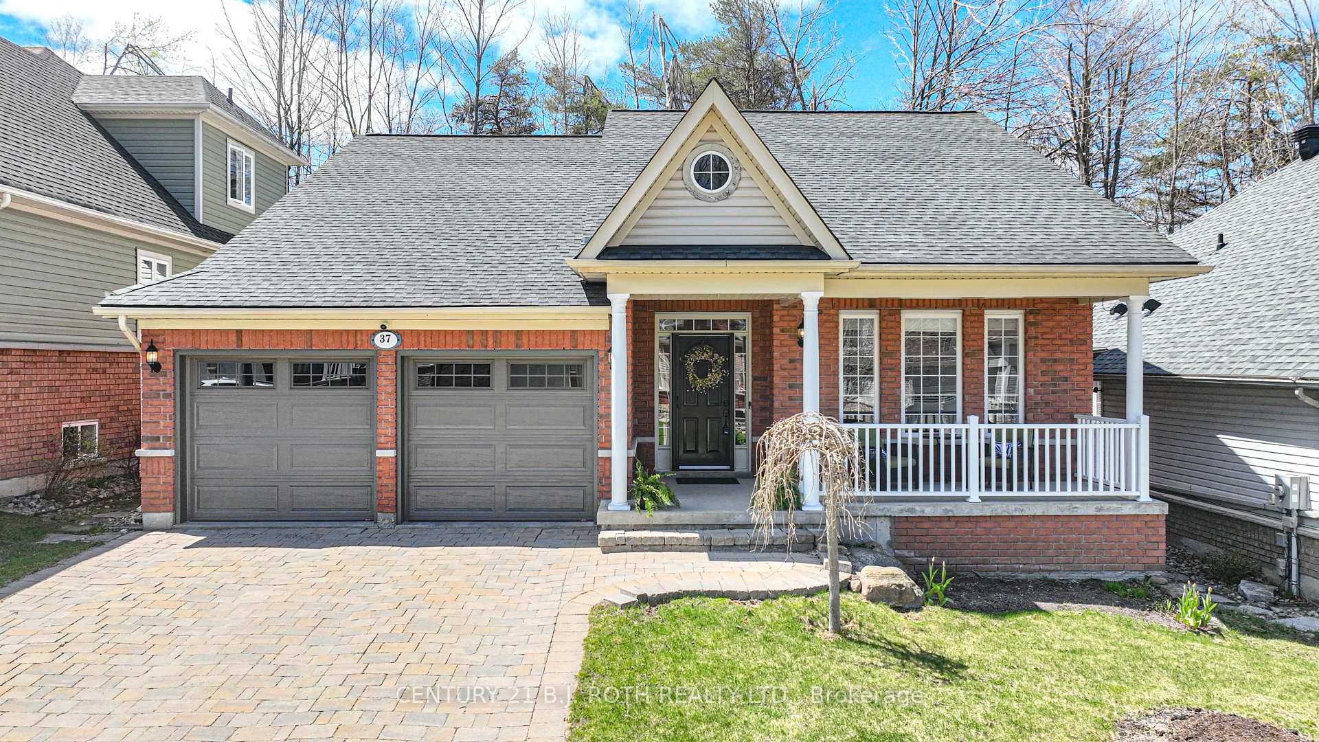 Move in ready all brick bungalow with attached double car garage in sought after Horseshoe Valley.