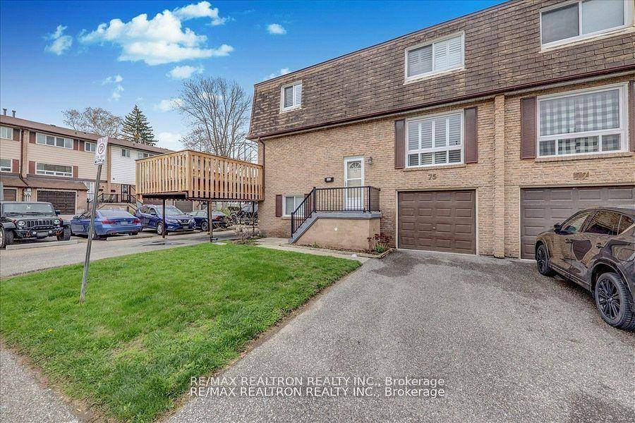 End Unit Townhome In A Great North East Oshawa Location This Unit has Been Well Cared For Walk Out From A Fully Finished Basement With a Two Piece Bath One ...