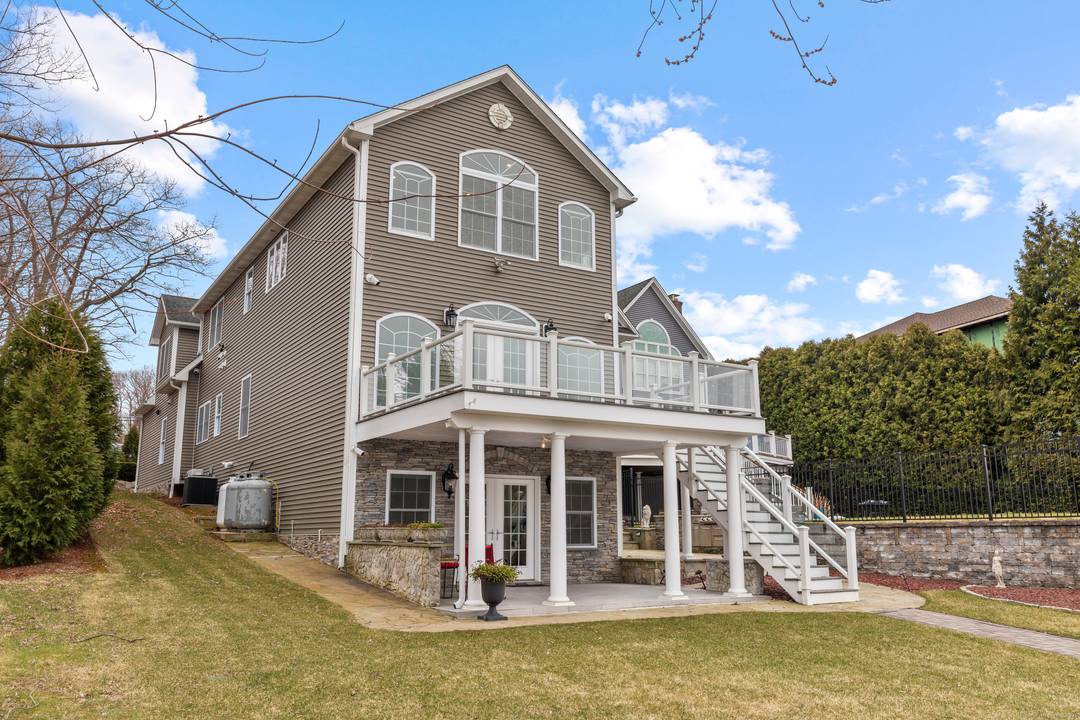 Investors and long term planners, welcome to Hitchcock Lake !