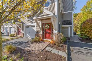 Don't miss your chance to move right into this like new end unit within walking distance of West Hartford Center and Blue Back Square !