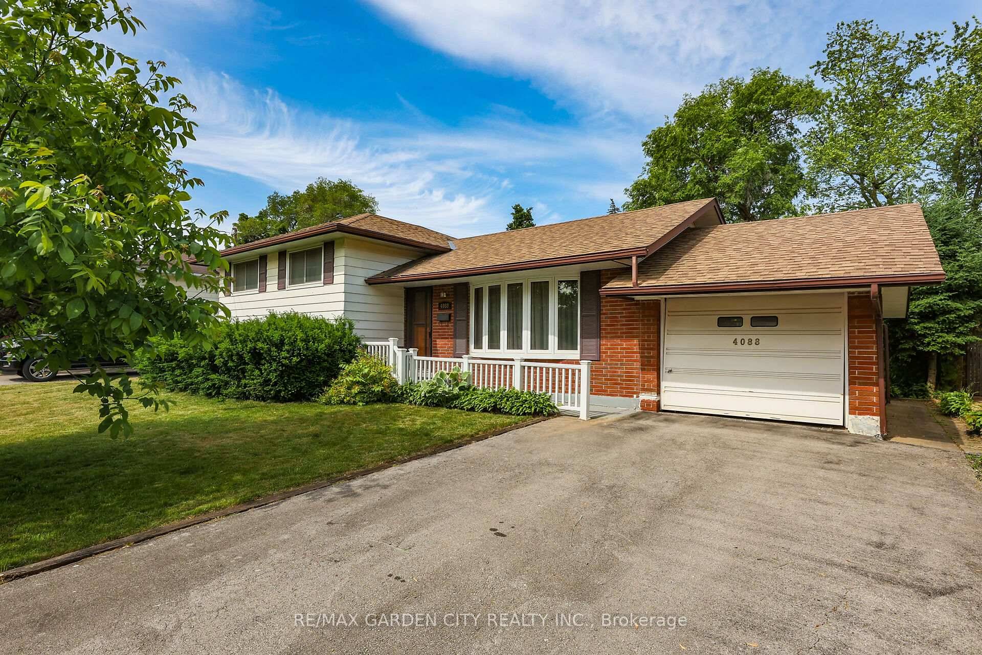 Welcome to 4088 Barry Drive a warm, welcoming 3 bedroom, 2 bath family home nestled on a quiet street in one of Beamsvilles most desirable neighbourhoods.
