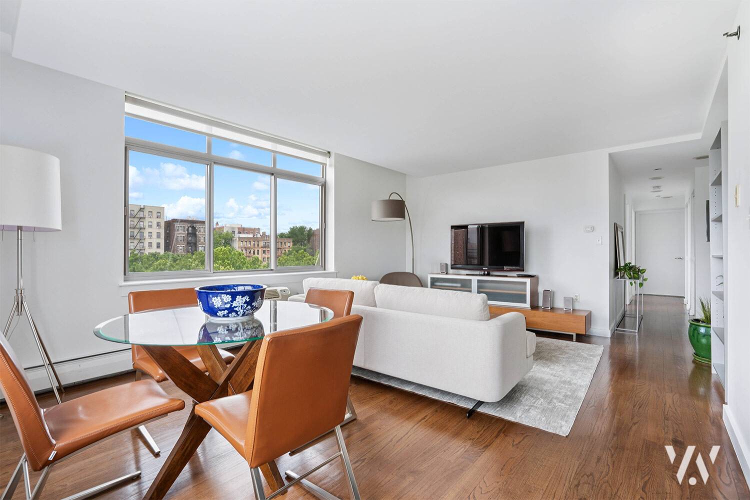 SHOWINGS BY APPOINTMENT ONLY Welcome to this beautifully appointed, high floor 2 bedroom residence at Ellington on the Park in Central Harlem.