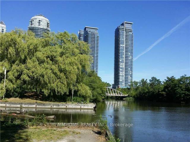 Enjoy fantastic wonderful lakeview from all bedrooms and livingroom kitchen on the 46th floor.