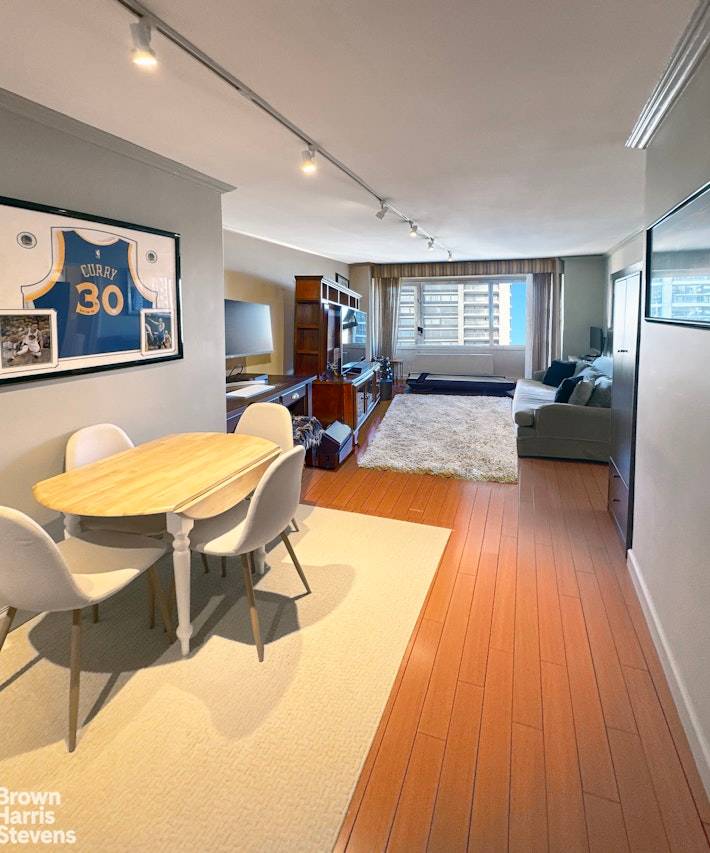 This beautiful apartment offers an opportunity to purchase a fabulous one Bedroom unit in a Luxury Building, at a reasonable price.