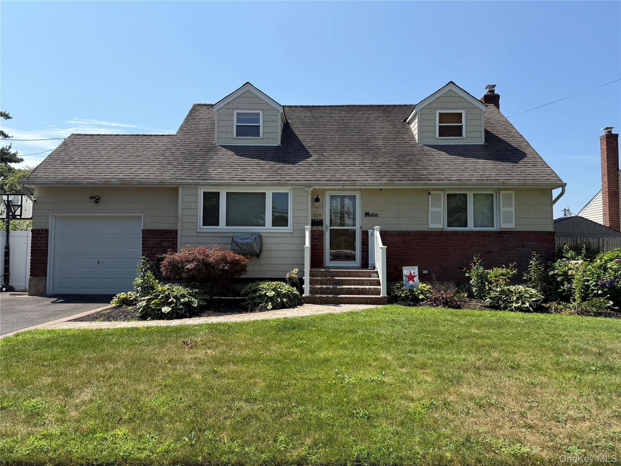 Lovely expanded cape in Massapequa available for rent !