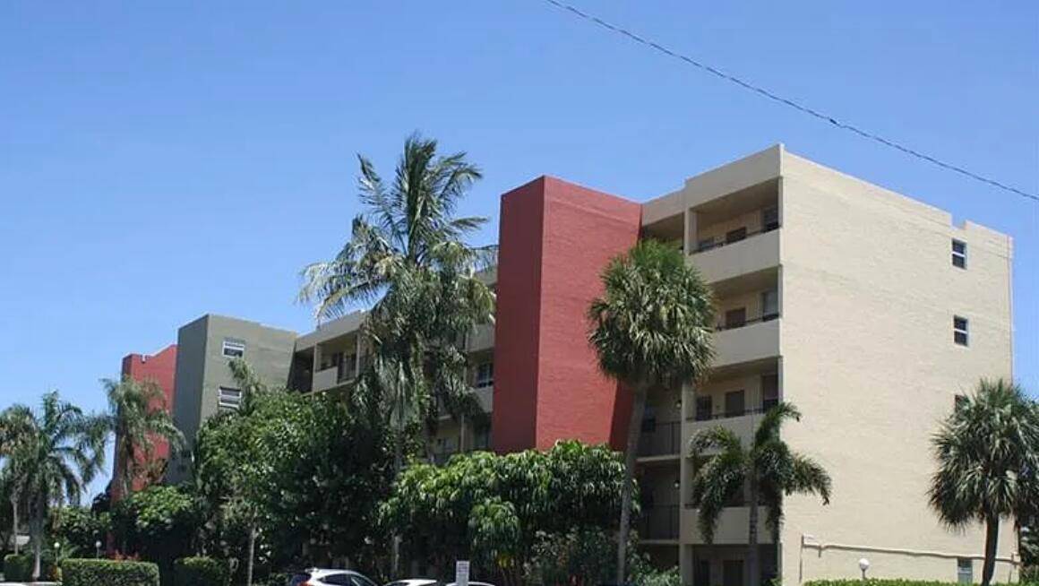 Living in this Pompano Beach condo is a dream come true, especially if you're a beach lover !