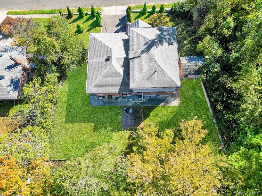 Welcome to this stunning, modern residence in the heart of Jericho, perched within the sought after Syosset school district.