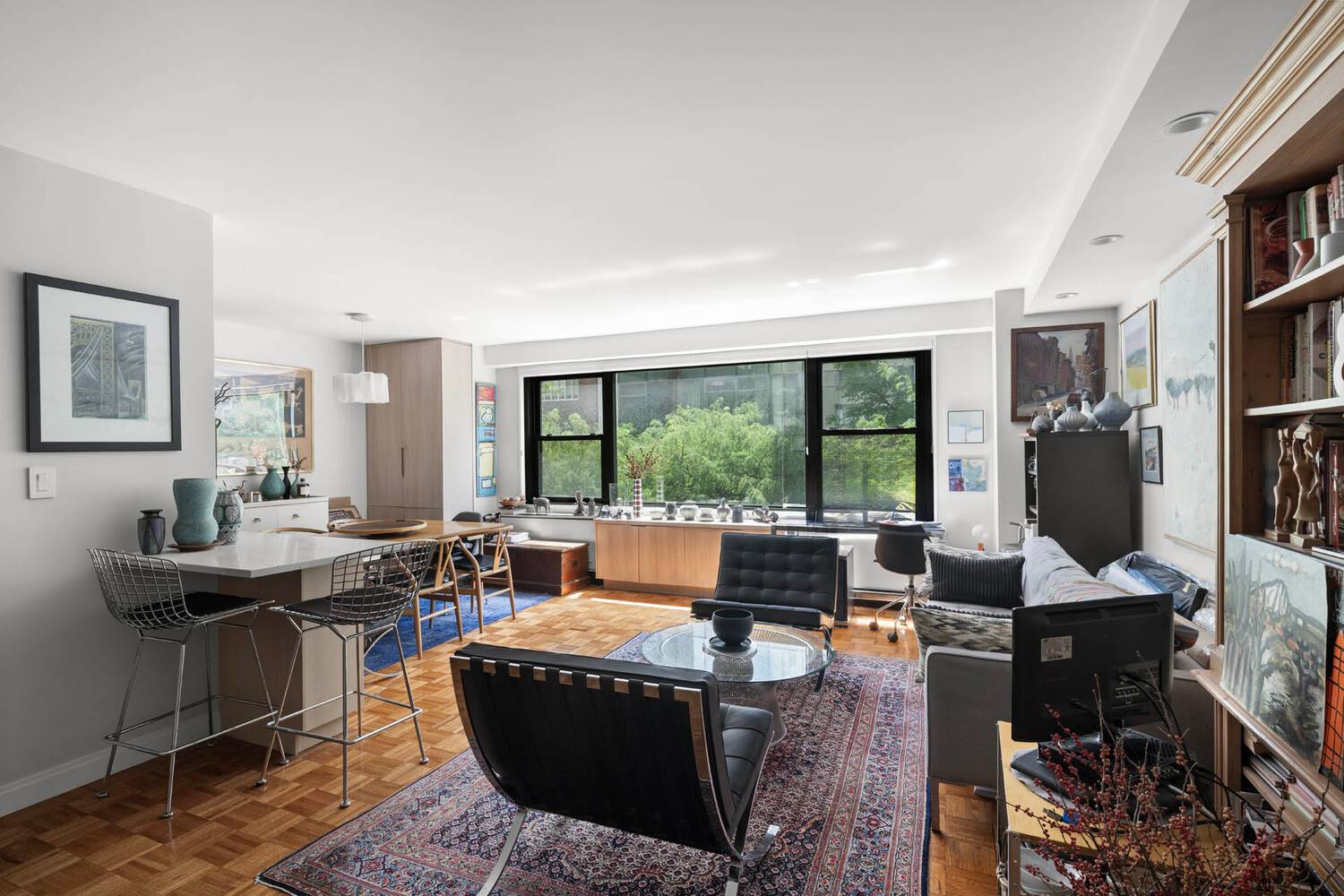 Move right into this bright, extra large one bedroom in a prime Upper East Side location.