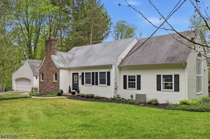 Beautiful, quiet setting on private dirt road in the Four Bridges section of Long Valley.